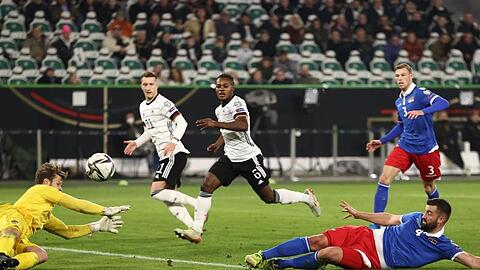 Daniel Kaufmann (r) aus Liechtenstein verursacht gegen seinen Torwart Benjamin Büchel (l) das Eigentor zur deutschen 2:0-Führung.
