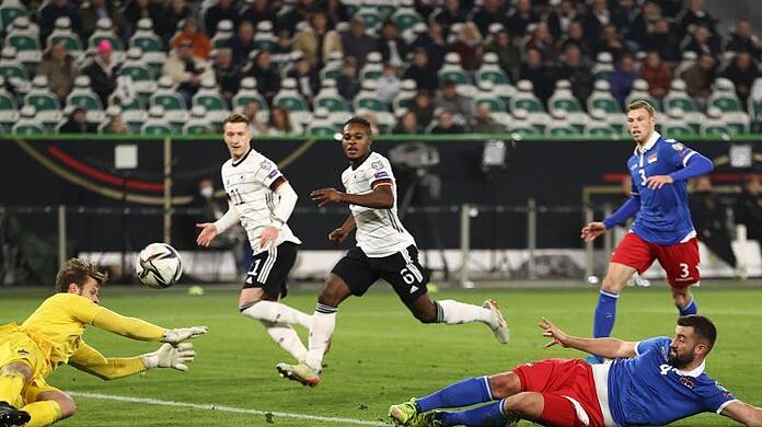 Daniel Kaufmann (r) aus Liechtenstein verursacht gegen seinen Torwart Benjamin Büchel (l) das Eigentor zur deutschen 2:0-Führung.