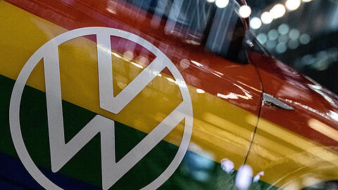 Der VW-Mitarbeiter sieht sich durch den Gender-Leitfaden in seinen allgemeinen Persönlichkeitsrechten verletzt.