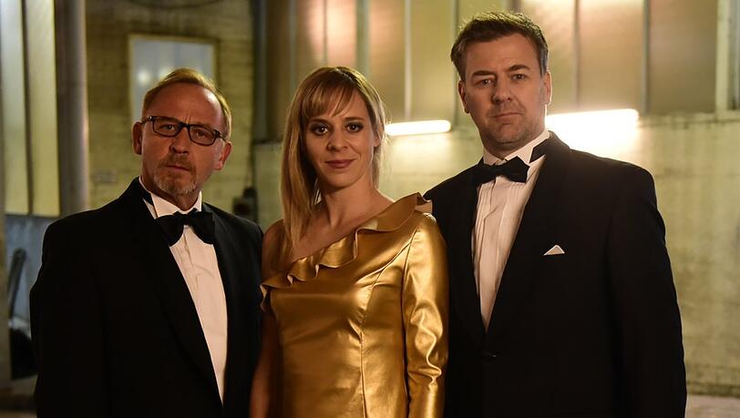 "München Mord - Die Unterirdischen": Schaller (Alexander Held), Angelika Flierl (Bernadette Heerwagen) und Harald Neuhauser (Marcus Mittermeier) stehen zusammen vor dem Ausgang eines Clubs.