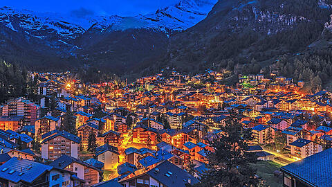 Den Abend erleben in Zermatt nicht alle. Es gibt einige, die als Tagesgäste anreisen.