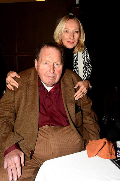 Freuen sich für Wolfgang Krebs: Komiker und ebenfalls Preisträger des Sigi-Sommer-Taler, Ottfried Fischer, und seine Frau Simone.