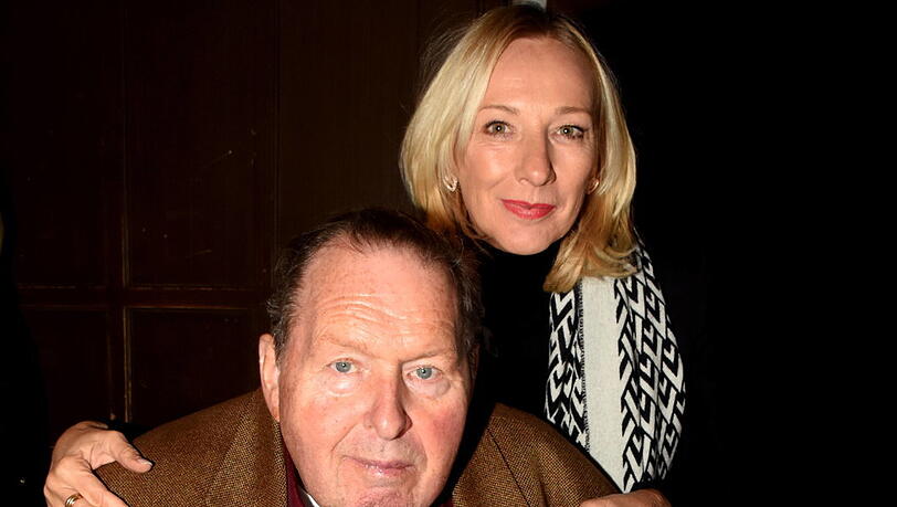 Freuen sich für Wolfgang Krebs: Komiker und ebenfalls Preisträger des Sigi-Sommer-Taler, Ottfried Fischer, und seine Frau Simone.