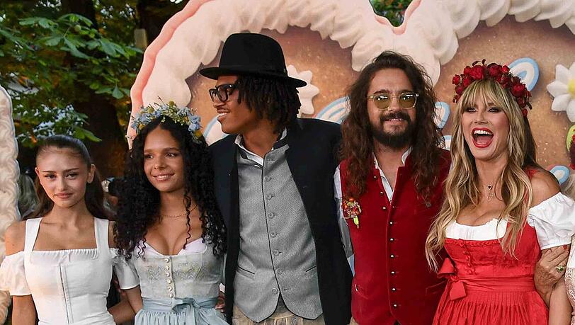 Leni Klum (l.) und Henry Samuel (3. v. l.) erzählen, wann ihnen Mama Heidi Klum (r.) peinlich ist. Leni Klum (l.) und Henry Samuel (3. v. l.) erzählen, wann ihnen Mama Heidi Klum (r.) peinlich ist.