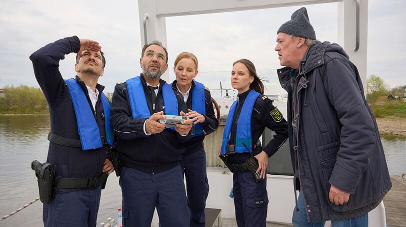 Zum Auftakt der dritten Staffel "WaPo Elbe" suchen Maike Junghans (Carina Wiese, Mitte) und Sami Fares (Adnan Maral, zweiter von links) zusammen mit Jana Macourek (Barbara Prakopenka) und Moritz Kr&auml;tschmer (Ferdi &Ouml;zten, links) nach zwei R&auml;ubern.