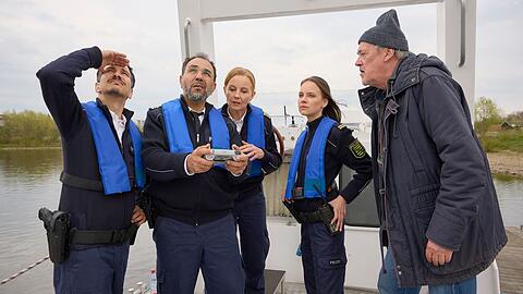 Zum Auftakt der dritten Staffel "WaPo Elbe" suchen Maike Junghans (Carina Wiese, Mitte) und Sami Fares (Adnan Maral, zweiter von links) zusammen mit Jana Macourek (Barbara Prakopenka) und Moritz Kr&auml;tschmer (Ferdi &Ouml;zten, links) nach zwei R&auml;ubern.