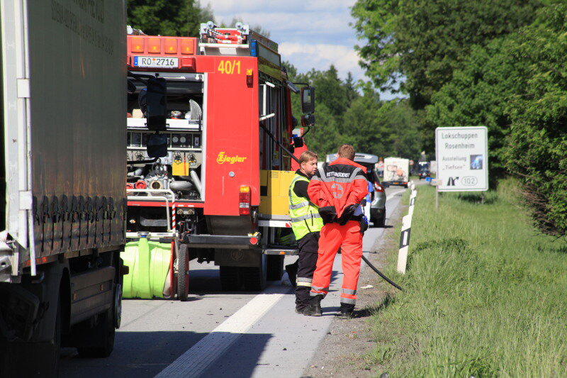 Schwerer Unfall auf der A 8: Ein Audi rast ins Stauende. Der Fahrer kommt ums Leben. Die Bilder