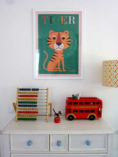 Einfache Möbel braucht ein Kinderzimmer. Die Spielzeuge und Dekorationen sorgen dann für Farbe und Muster.