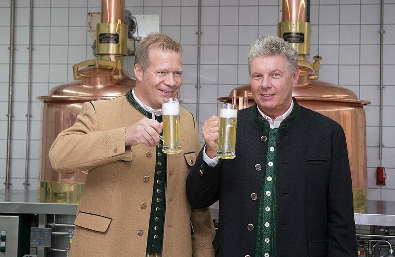 So soll es nachher schmecken: Andreas Steinfatt (l.) und Dieter Reiter probieren ein Helles, das Schüler der Berufsschule gebraut haben.