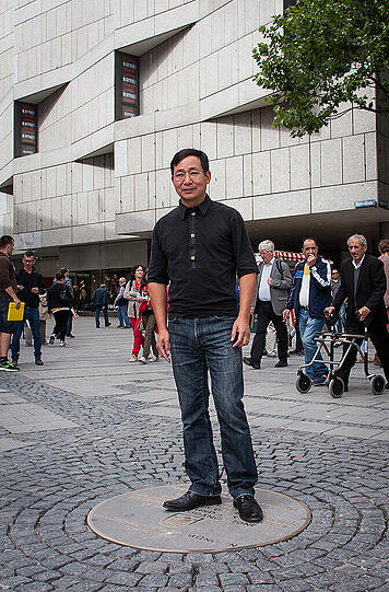 Jie Qian auf dem &bdquo;Energiemittelpunkt der Stadt&ldquo; am Marienplatz.