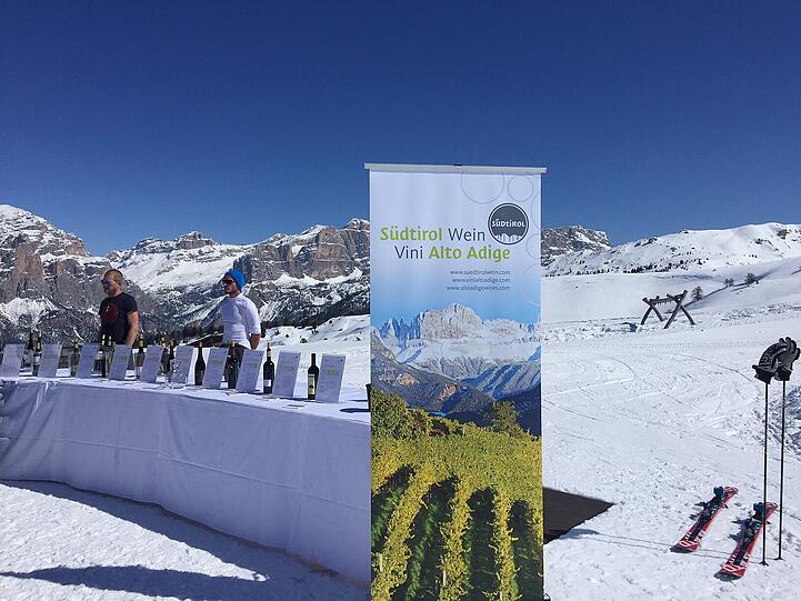 Mit edlen Weinen wird in Alta Badia die Skisaison eröffnet.