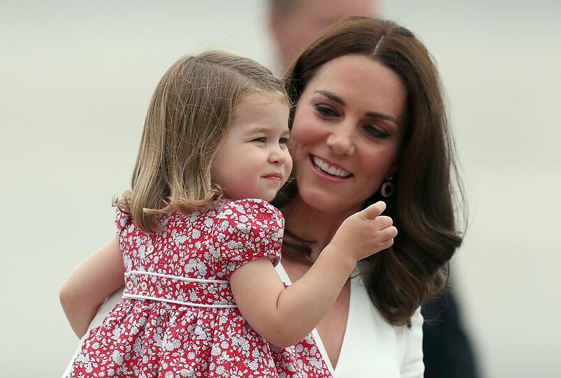 Prinzessin Charlotte fühlt sich auf dem Arm ihrer Mutter pudelwohl