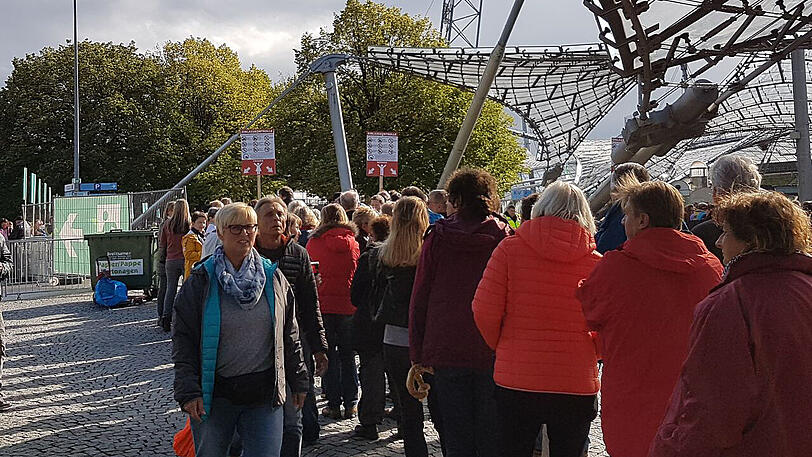 Das Warten auf die alten Herren. Vor Beginn des Konzerts der Rolling Stones in München stehen Fans vor dem Olympiastadion.