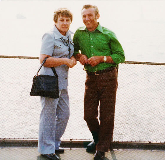 Marianne und Hans Maurus in den USA. Hans Maurus gefällt es hier nicht so gut: "Das ist alles nicht schön."