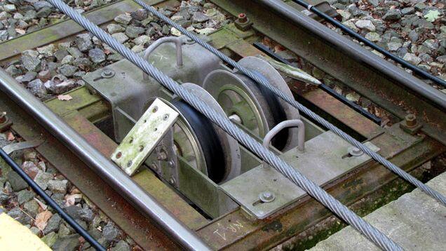 Das Zugseil läuft auf Rollen zwischen den Schienen.