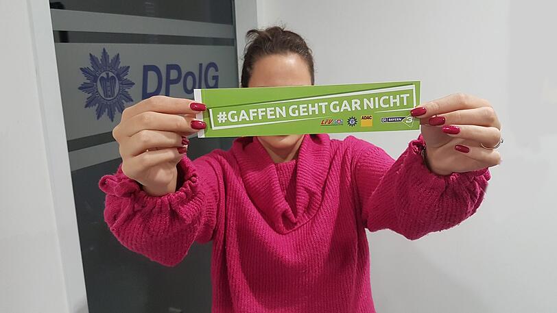 Die DPolG hatte mit ihrer Initiative "Gaffer - shame on you" und bei der Aktion #gaffengehtgarnicht über eine Million Aufkleber mit der wichtigen Botschaft gegen diese Umtriebe an Unfallstellen verteilt.