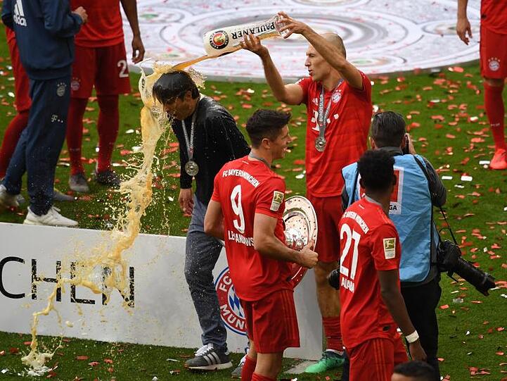 Meister-Coach Niko Kovac (l) bekommt eine Bierdusche von Arjen Robben.