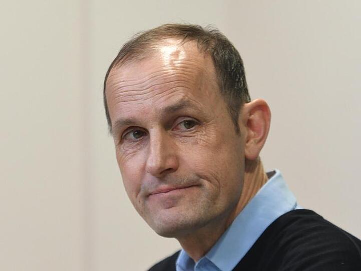 Heiko Herrlich sitzt bei einer Pressekonferenz in der WWK-Arena. Foto: Stefan Puchner/dpa