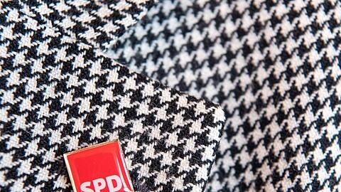Das Logo der SPD an einem Revers. Foto: Sebastian Gollnow/dpa