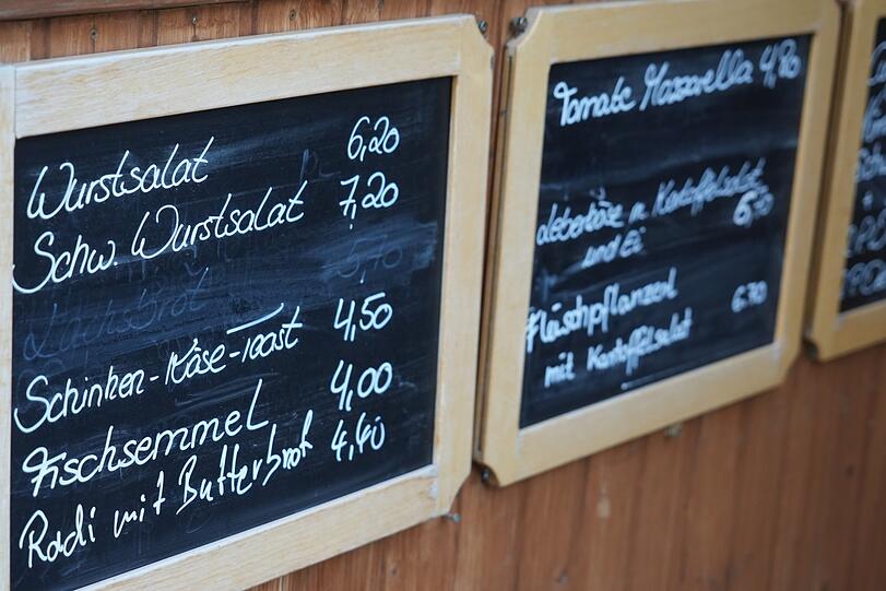 Was es zu essen gibt, wird täglich mit Kreide auf vier Tafeln geschrieben – und verschwindet dort wieder, wenn's aus ist.