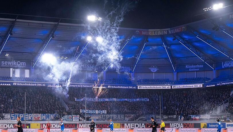 Fans von Hansa Rostock tun ihren Unmut gegen die DFL kund.
