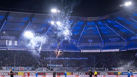 Fans von Hansa Rostock tun ihren Unmut gegen die DFL kund.