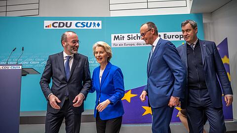 Ursula von der Leyen, EU- Kommissionspräsidentin (2.v.l), steht  neben Manfred Weber (l), Vorsitzender der EVP-Fraktion im Europaparlament, Friedrich Merz (2.v.r), CDU-Bundesvorsitzender und Fraktionsvorsitzender der CDU/CSU-Fraktion im Bundestag, sowie Markus Söder (r), CSU-Vorsitzender und Ministerpräsident von Bayern, nach der Pressekonferenz im Anschluss an eine gemeinsame Sitzung der Präsidien von CDU und CSU. Beide Parteien beraten über das Programm zur Europawahl.