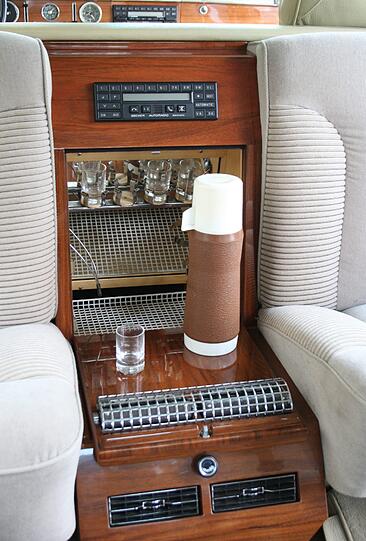 In diesem Auto sitzt niemand auf dem Trockenen: Zur Luxuseinrichtung im Mercedes 600 Pullman gehörte dieses Barfach.