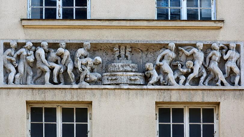 Das Kunstwerk über dem Eingang der Klinik an der Maistraße. Das Krankenhaus ist vor allem unter schwangeren Münchnerinnen äußerst beliebt. Das Kunstwerk über dem Eingang der Klinik an der Maistraße. Das Krankenhaus ist vor allem unter schwangeren Münchnerinnen äußerst beliebt.