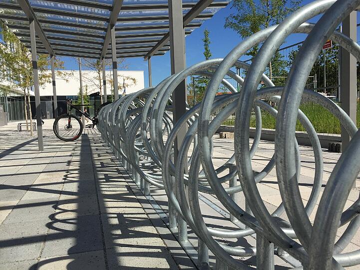 Viele Schüler werden wohl mit dem Fahrrad kommen.