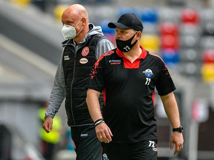 Die Teams von Düsseldorf-Coach Uwe Rösler (l) und Paderborns Trainer Steffen Baumgart trennten sich torlos.