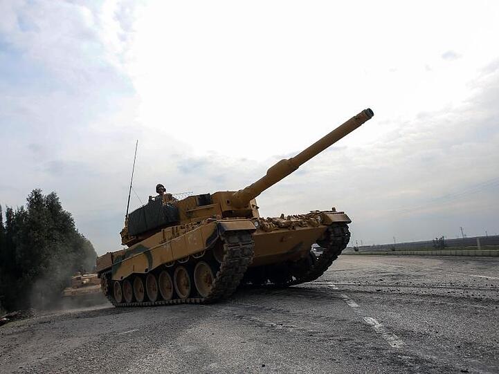 Ein Panzer der türkischen Armee auf dem Weg nach Afrin in Syrien.