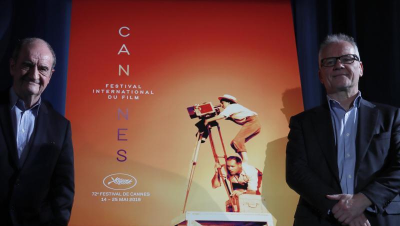 Festivaldirektor Thierry Frémaux (r) und Festivalpräsident Pierre Lescure vor dem offiziellen Cannes-Plakat, das die verstorbene Regisseurin Agnes Varda zeigt.