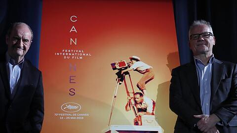 Festivaldirektor Thierry Frémaux (r) und Festivalpräsident Pierre Lescure vor dem offiziellen Cannes-Plakat, das die verstorbene Regisseurin Agnes Varda zeigt.