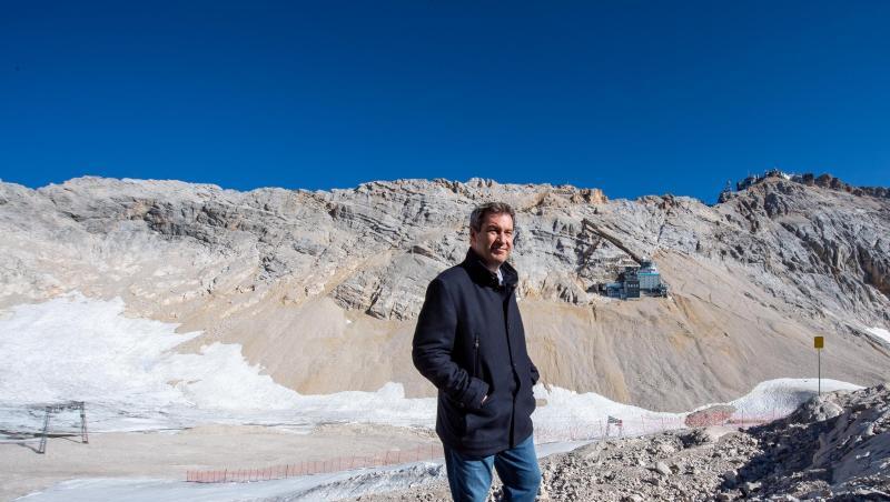Söder steht vor dem Panorama der Zugspitzregion. Foto: Peter Kneffel/dpa/Archivbild