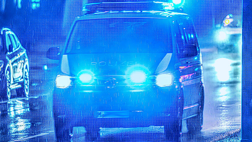 Ein 23-Jähriger ist im Bereich der Sonnenstraße niedergestochen worden. Die Polizei fahndet nach dem flüchtigen Täter. (Symbolbild)
