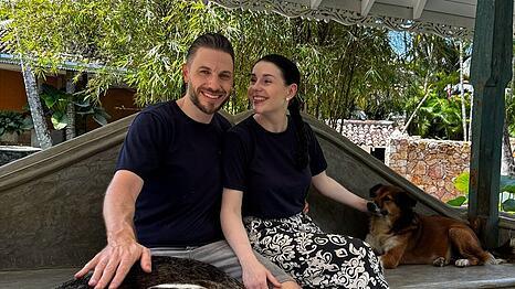 "Dahoam is Dahoam"-Darstellerin Anita Eichhorn (re.) ist f&uuml;r ein Tierschutzprojekt nach Sri Lanka gereist. Begleitet wird sie von Freund Alex (li.).