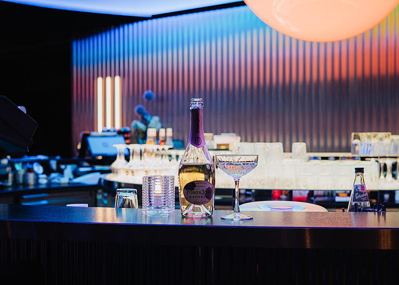 Entweder man trinkt seinen Schampus an der Bar und beobachtet die Bowler. Wer selbst spielt, l&auml;sst ihn sich an der Bahn servieren.