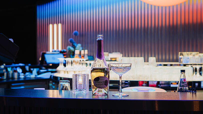 Entweder man trinkt seinen Schampus an der Bar und beobachtet die Bowler. Wer selbst spielt, l&auml;sst ihn sich an der Bahn servieren.