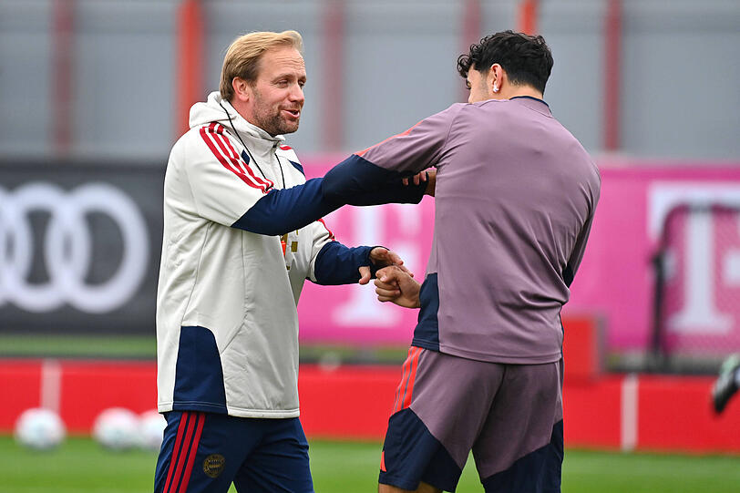Co-Trainer Danks (l.) scherzt mit Aleksandar Pavlovic.