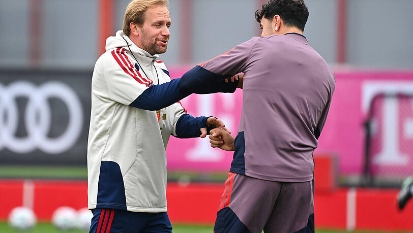 Co-Trainer Danks (l.) scherzt mit Aleksandar Pavlovic. Co-Trainer Danks (l.) scherzt mit Aleksandar Pavlovic.