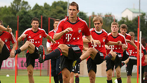 Und los geht's: Die Bayern absolvierten erstmals wieder ein Training mit fast dem gesamten Kader. Und los geht's: Die Bayern absolvierten erstmals wieder ein Training mit fast dem gesamten Kader.