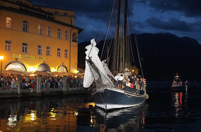 Am Sonntagabend wurden die Bayern offiziell im Trainingslager am Gardasee willkommen geheißen - und schipperten mit dem Segelboot an. Sehen Sie hier die Bilder.