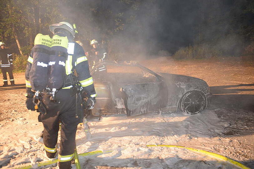 Auf der B 306 bei Siegsdorf brannte ein BMW-Cabrio völlig aus. Der Fahrer konnte sich in letzter Sekunde retten. Die Bilder vom Feuerwehreinsatz.