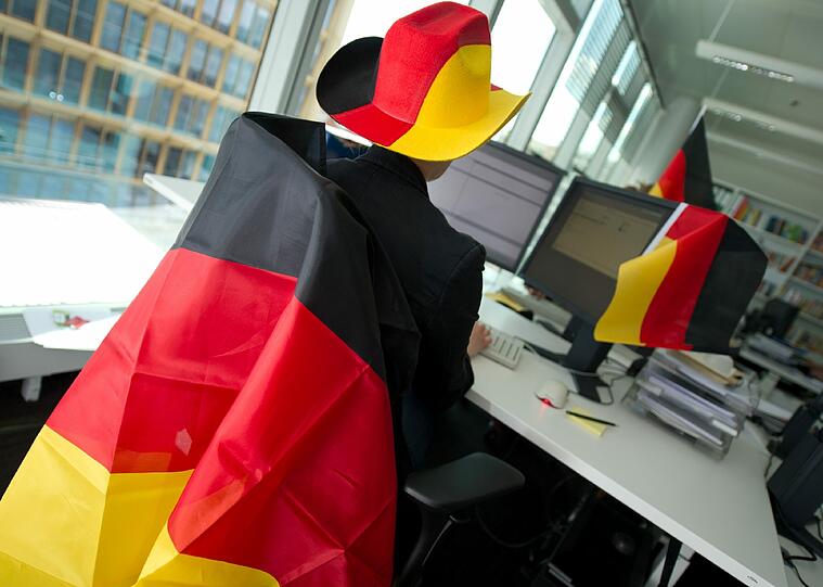 WM schauen im Büro bei der Arbeit: Muss mir mein Chef das erlauben?