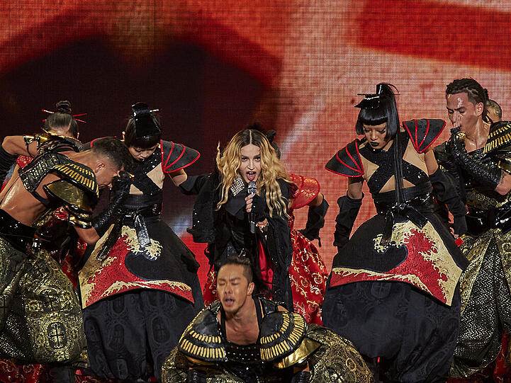 Madonna und die bösen Jungs: Ihre Background-Tänzer haben der Sängerin eine Drogenrazzia eingebracht