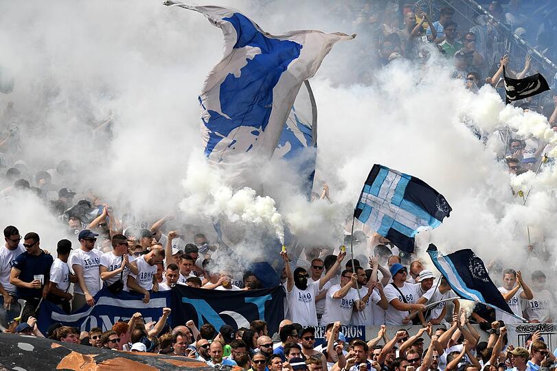 1860 Fans zünden Bengalos im eigenen Stadion.