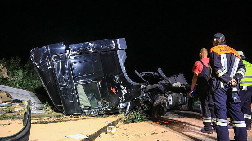 Der Lastwagen wurde komplett zerstört, der Fahrer mit schweren Verletzungen ins Krankenhaus gebracht. Die Bilder vom Unfallort.