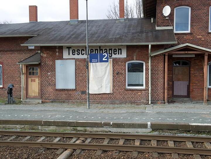 Manche Regionen sind auch verkehrstechnisch abgehängt: Blick auf den seit Jahren stillgelegten Bahnhof in Teschenhagen auf der Insel Rügen.