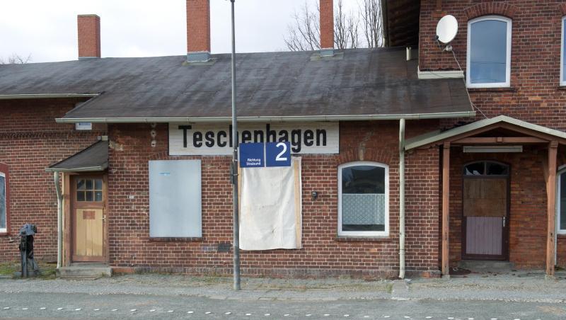 Manche Regionen sind auch verkehrstechnisch abgehängt: Blick auf den seit Jahren stillgelegten Bahnhof in Teschenhagen auf der Insel Rügen. Manche Regionen sind auch verkehrstechnisch abgehängt: Blick auf den seit Jahren stillgelegten Bahnhof in Teschenhagen auf der Insel Rügen.
